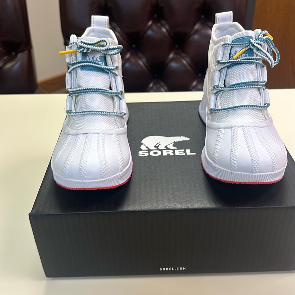 Sorel Women’s Out N About III Classic Boots. Size 6. New in Box. Waterproof.